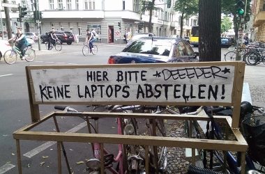 Berlin Impression: Hier bitte keine Laptops abstellen 